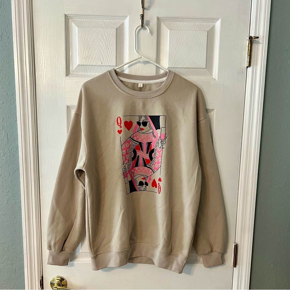Women's Beige Queen of Hearts Crewneck Graphic Sweatshirt Size Large